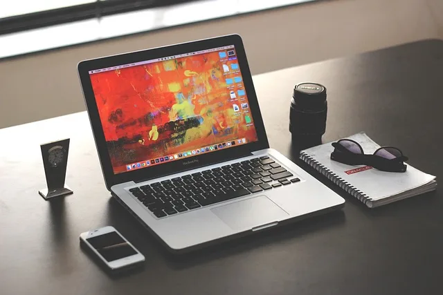 Laptop na biurku z otwartą stroną firmową i panelem obsługi klienta