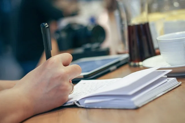 Właściciel małej firmy piszący tekst marketingowy przy laptopie