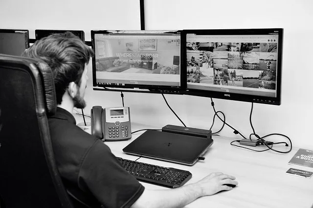 Zespół małej firmy testuje dostępność strony internetowej na laptopie