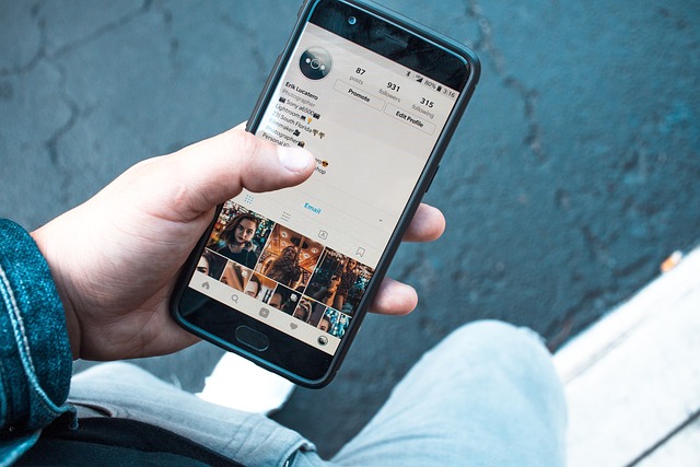 Smartfon z ekranem social media — planowanie treści na urządzeniu mobilnym