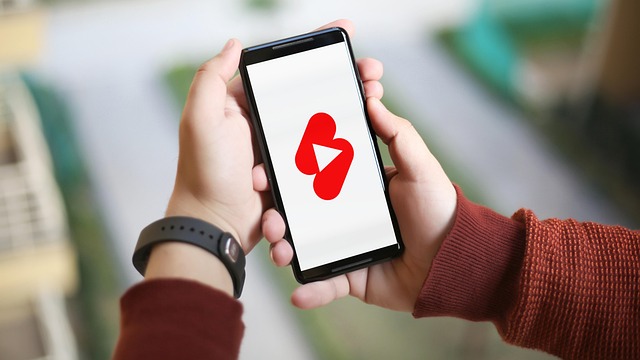 Format krótkich rolek wideo — smartfon w pionie jako narzędzie twórcy treści