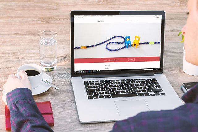 Projekt strony internetowej na laptopie w przestrzeni roboczej
