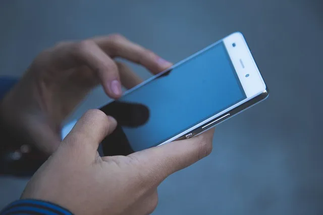 Osoba korzystająca z formularza kontaktowego na stronie w telefonie