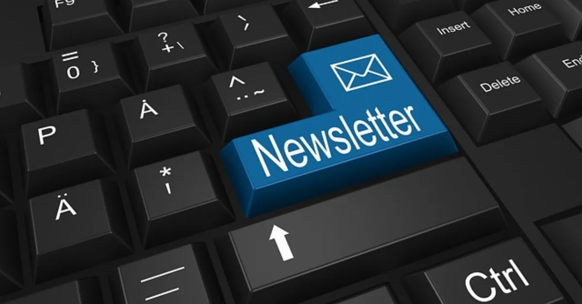 Klawiatura komputera z symbolem wysyłania wiadomości newsletter email marketing