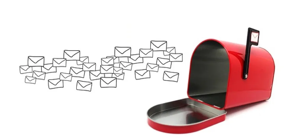 Koperty i symbol wiadomości e-mail ilustrujące wysyłkę newslettera