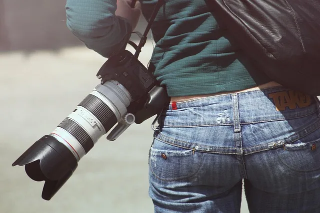 Osoba dokumentująca efekty pracy aparatem fotograficznym