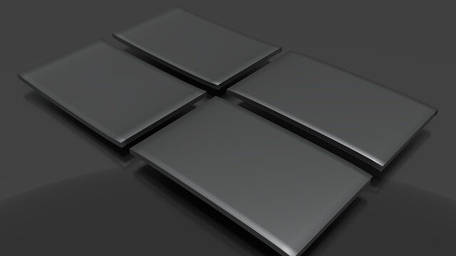 Szkice projektów logo na stole projektanta - proces tworzenia identyfikacji wizualnej marki