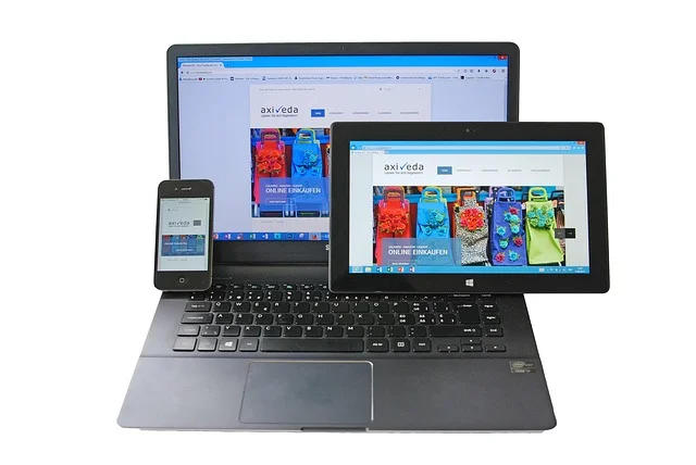 Strona firmowa wyświetlana responsywnie na laptopie, tablecie i telefonie