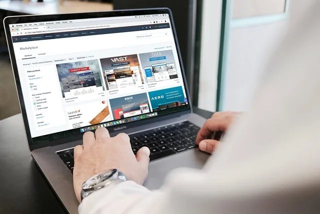 Stanowisko pracy projektanta stron internetowych z laptopem i szkicami