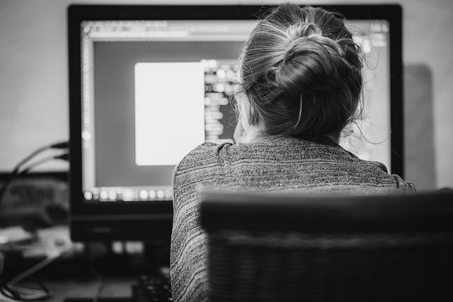 Projektant przy pracy nad stroną internetową na komputerze