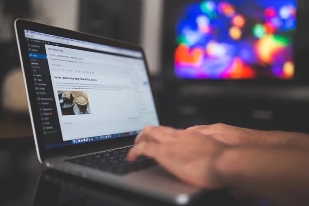 Praca nad optymalizacją strony internetowej na komputerze