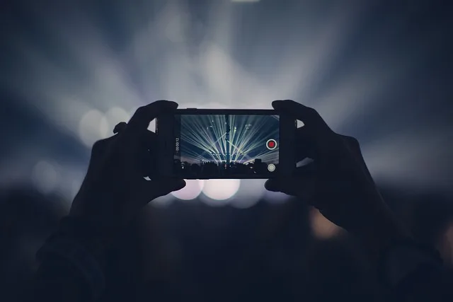 Smartfon nagrywa krótki film z relacją z lokalnego wydarzenia