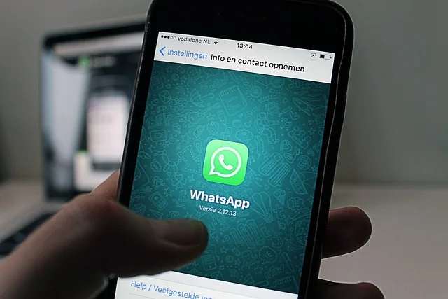 Smartfon z aplikacją do komunikacji biznesowej z klientami